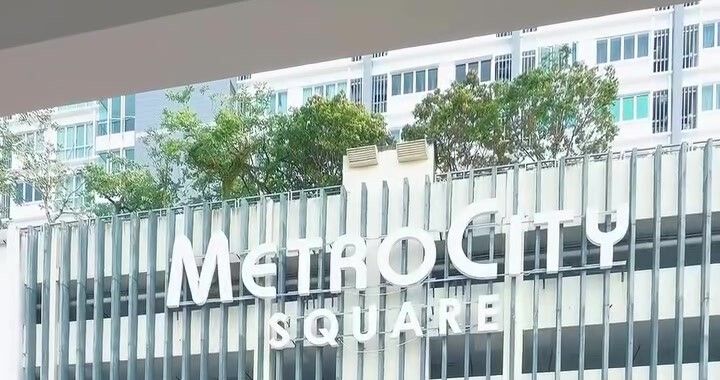 Papan tanda METROCITY SQUARE di hadapan bangunan