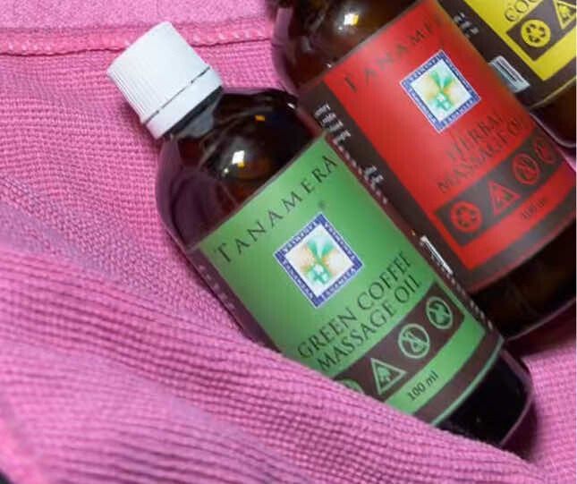 Botol minyak urut Tanamera di atas tuala merah jambu